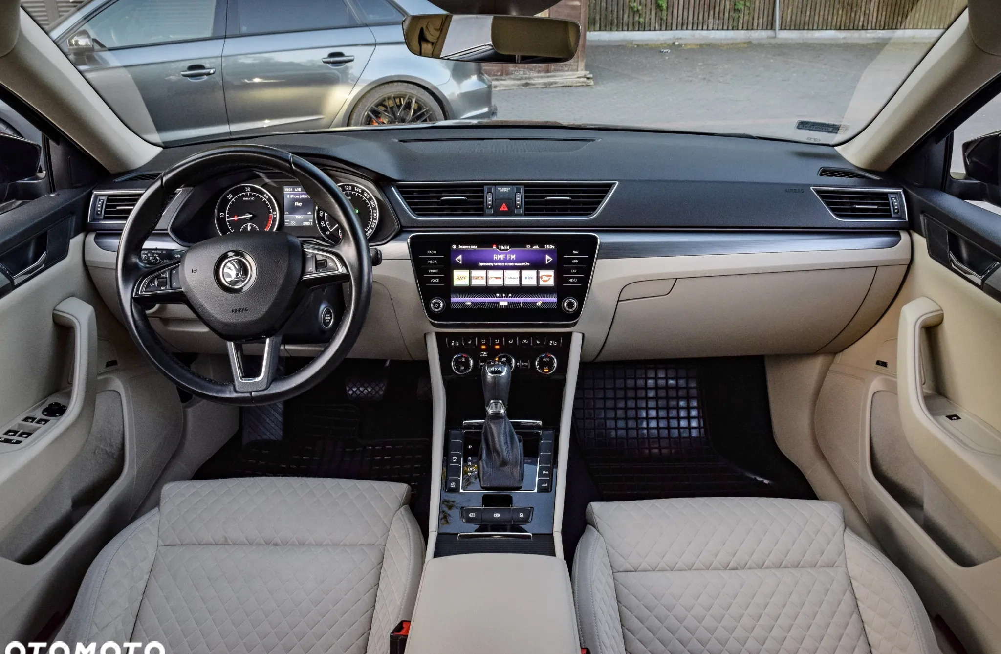 Skoda Superb cena 84900 przebieg: 200000, rok produkcji 2018 z Sochaczew małe 742